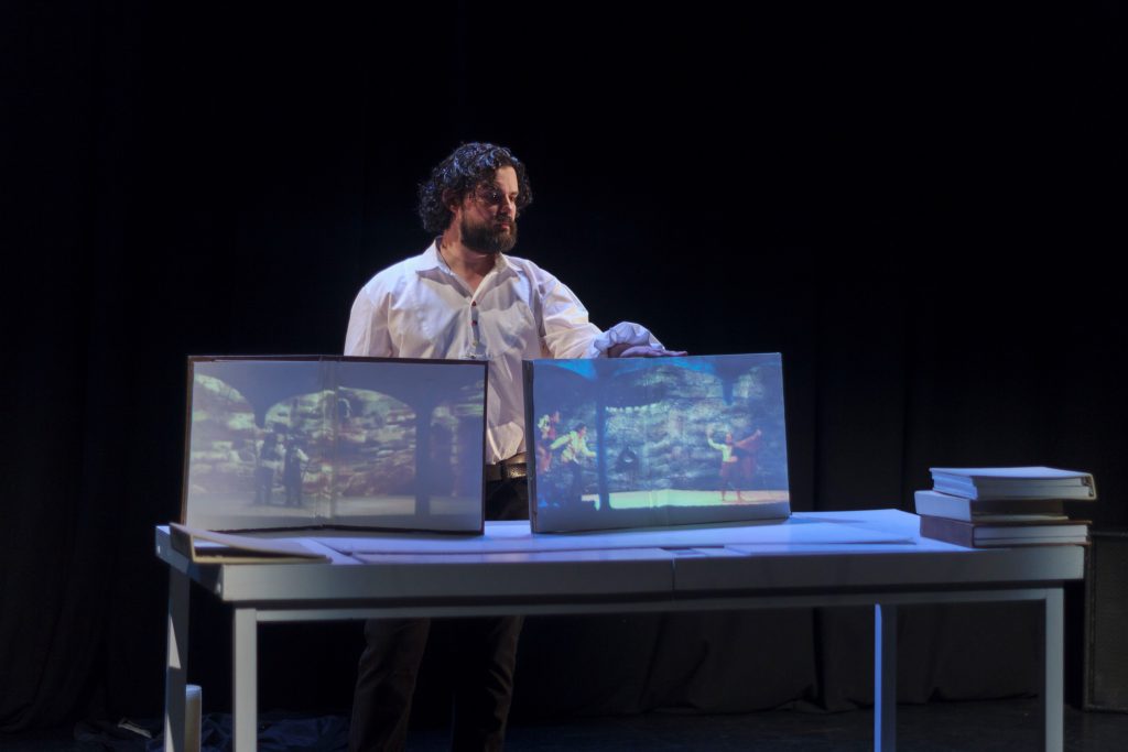 La escenografía digital se repartió en varios soportes de proyección.