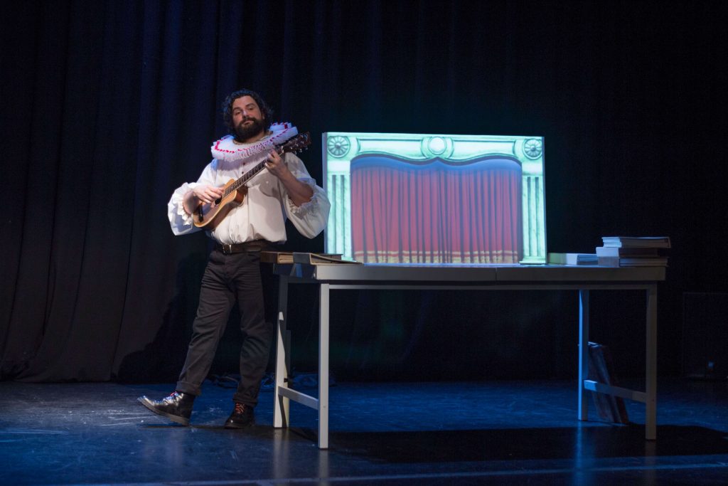 Jaimer Soler, interpretando al bululú, junto a escenografía proyectada.