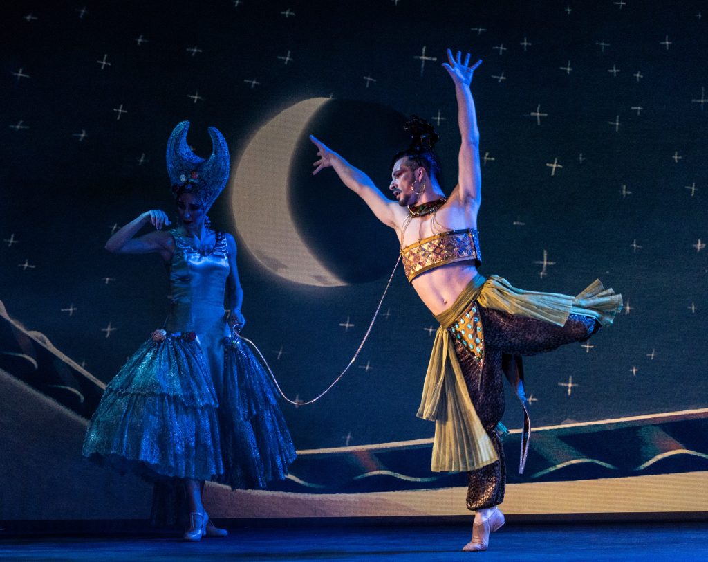 Momento de Sonatina, danza del Dragón.